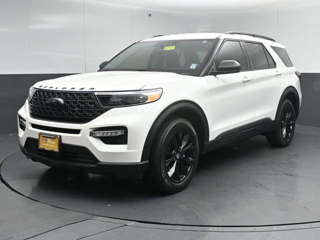 Certified 2022 Ford Explorer XLT w/ Equipment Group 202A AWD/4WD image 3