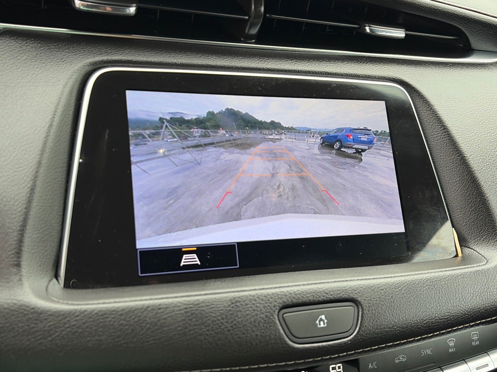 Used 2023 Cadillac XT4 Luxury w/ Cold Weather Package AWD/4WD image 10