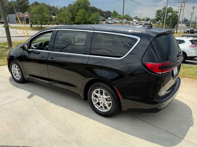 Used 2024 Chrysler Pacifica Touring-L FWD image 9