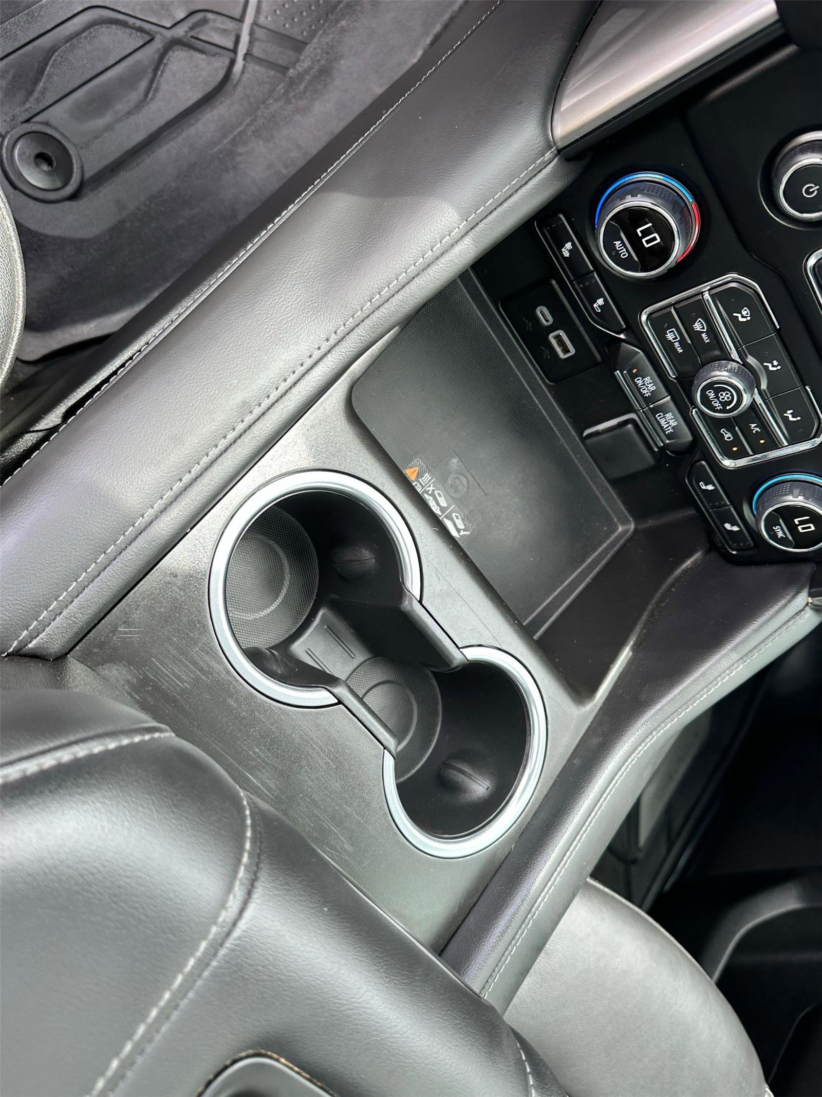 Used 2024 Chevrolet Tahoe Z71 w/ Luxury Package image 19