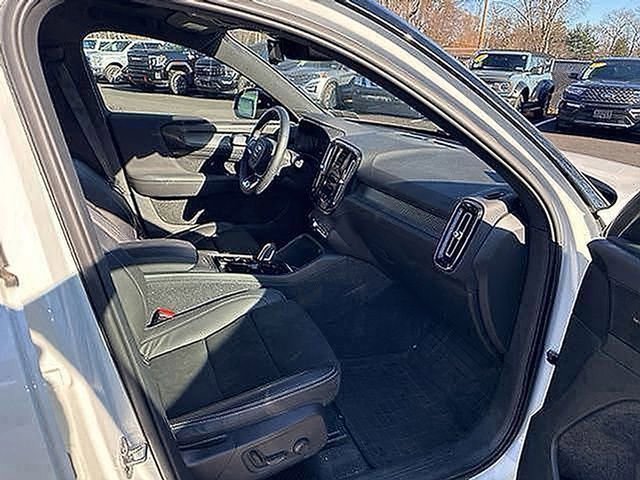 Used 2022 Volvo XC40 T5 R-Design w/ Advanced Package image 17