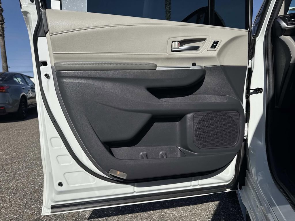 Used 2024 Toyota Sienna Limited image 18