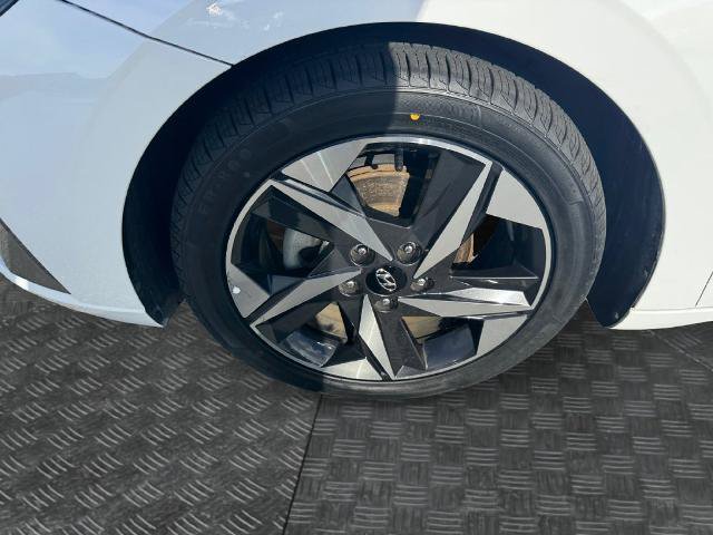 Used 2023 Hyundai Elantra Limited w/ Preferred Accessory Package FWD image 15