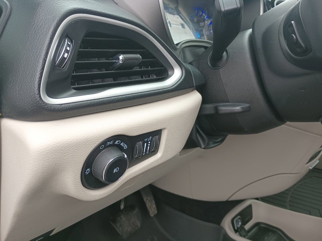 Used 2022 Chrysler Pacifica Touring-L w/ Uconnect Theater Family Group image 17