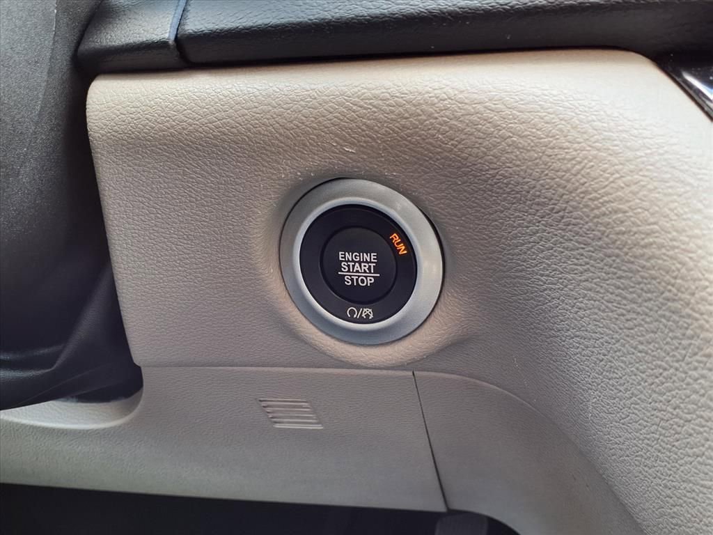 Used 2024 Chrysler Pacifica Touring-L image 11