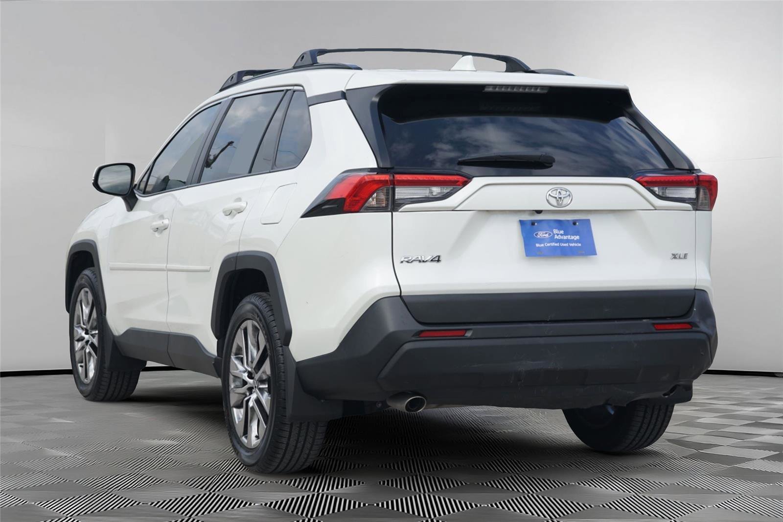 Used 2021 Toyota RAV4 XLE Premium FWD image 6