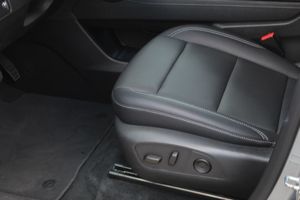 Used 2025 Chevrolet Traverse LT FWD image 13