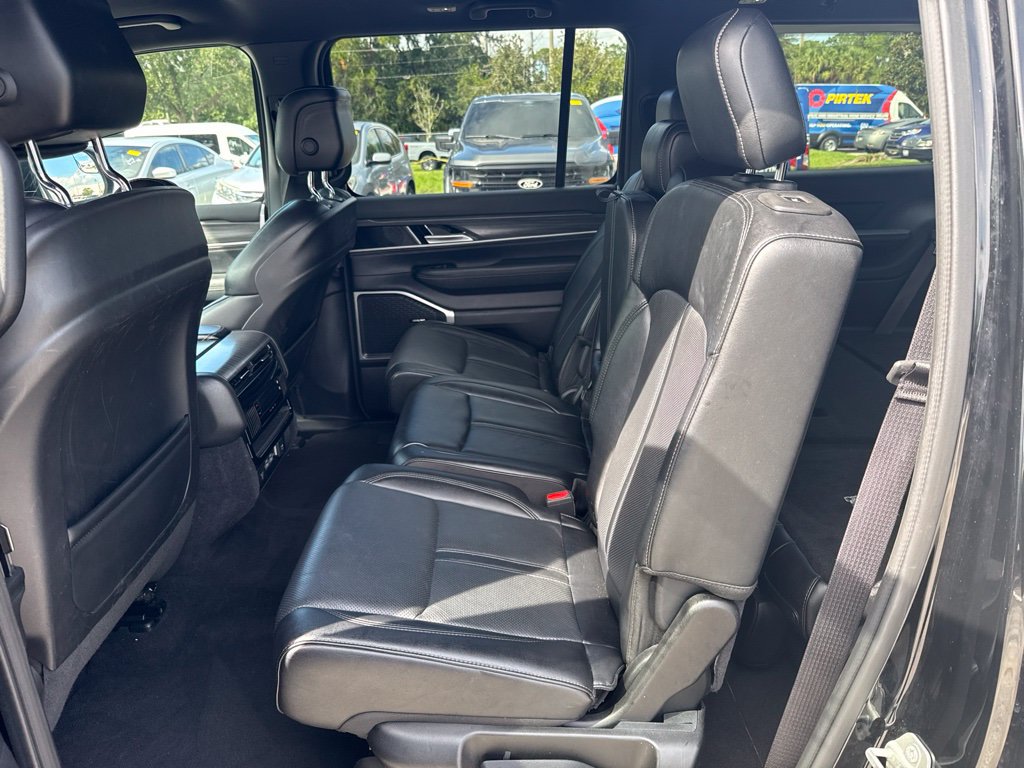 Used 2024 Jeep Wagoneer L Series II RWD image 14