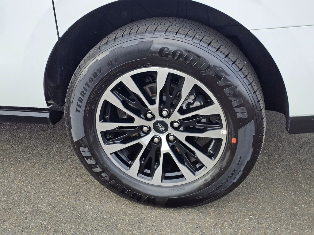 Certified 2025 Ford Expedition Max Platinum image 11