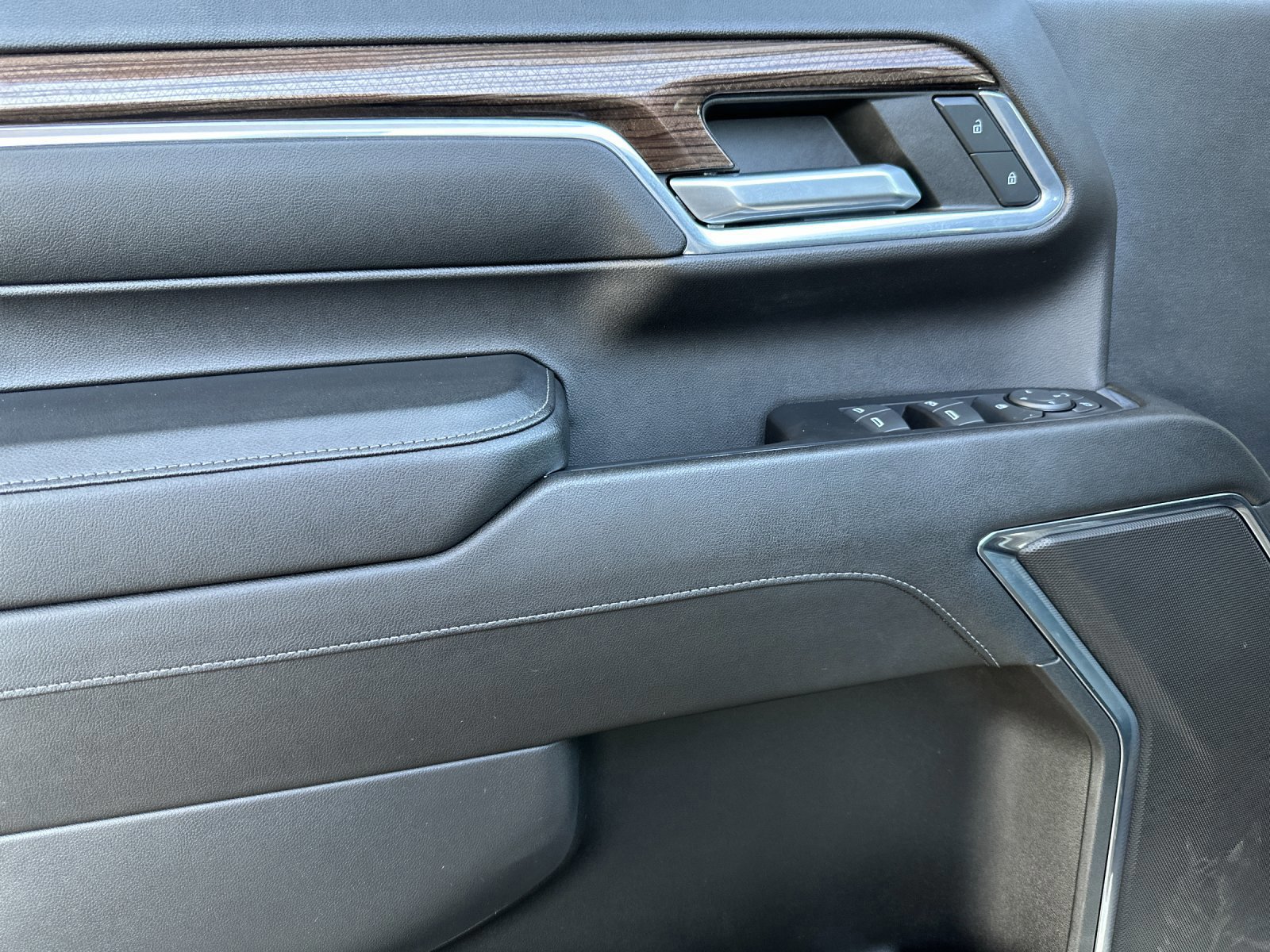 Used 2024 Chevrolet Silverado 2500 LT w/ Convenience Package image 11