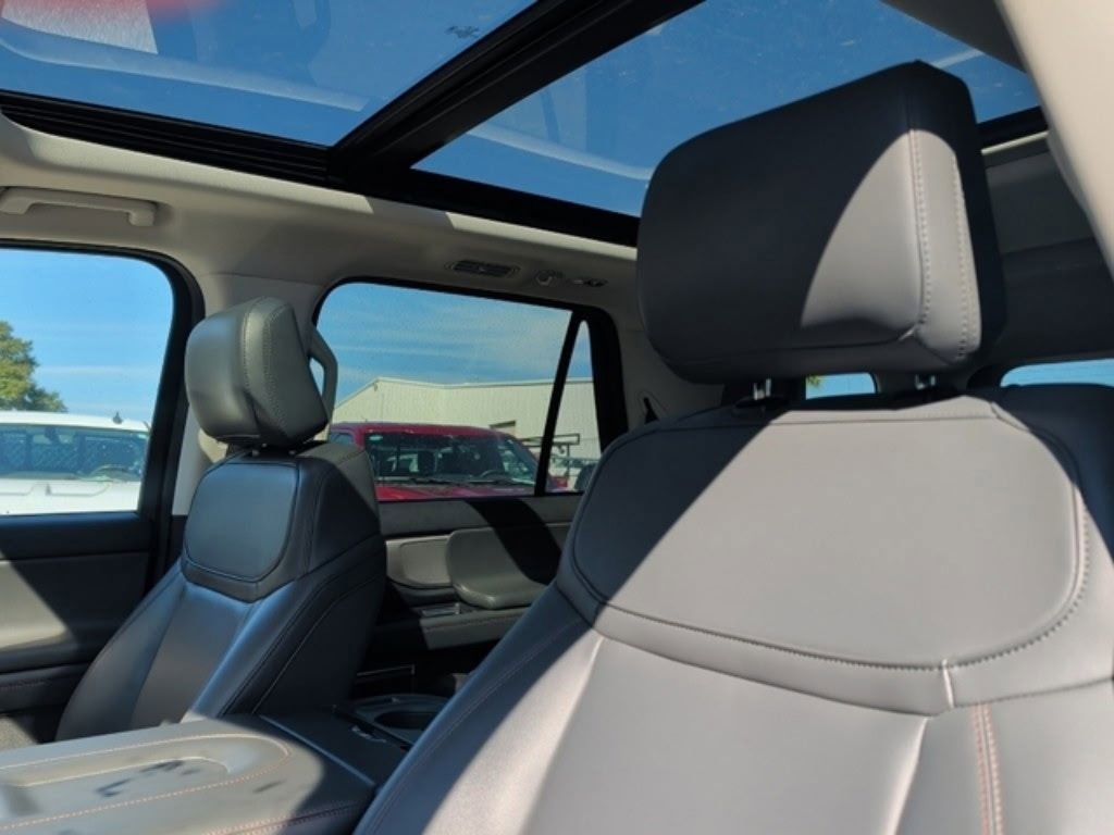 Certified 2025 Ford Expedition Active image 7