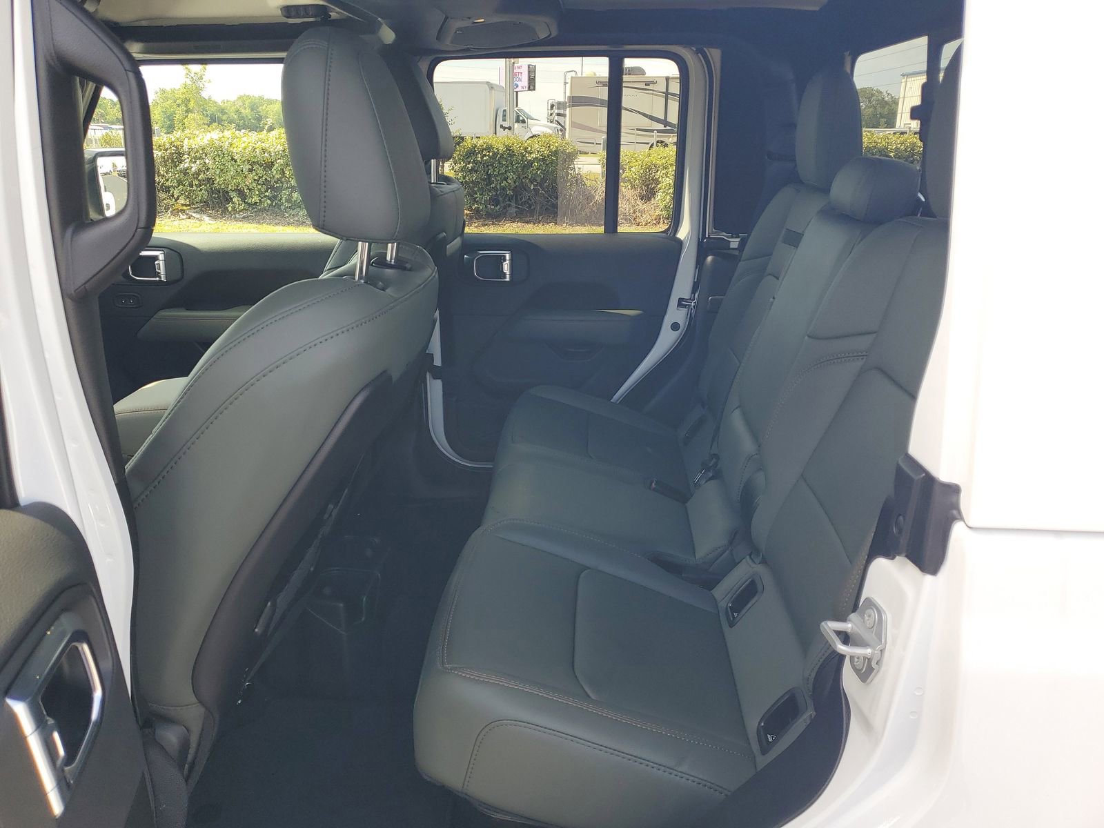Used 2025 Jeep Gladiator Mojave AWD/4WD image 9