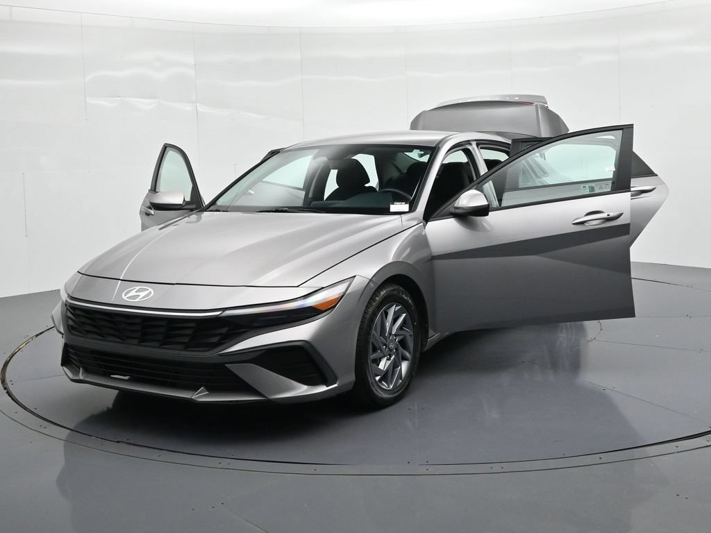 Used 2024 Hyundai Elantra SEL FWD image 30
