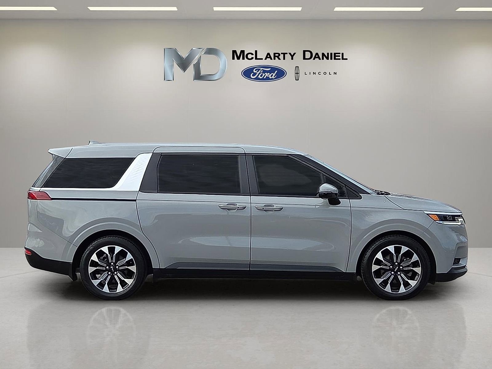 Used 2023 Kia Carnival EX image 6