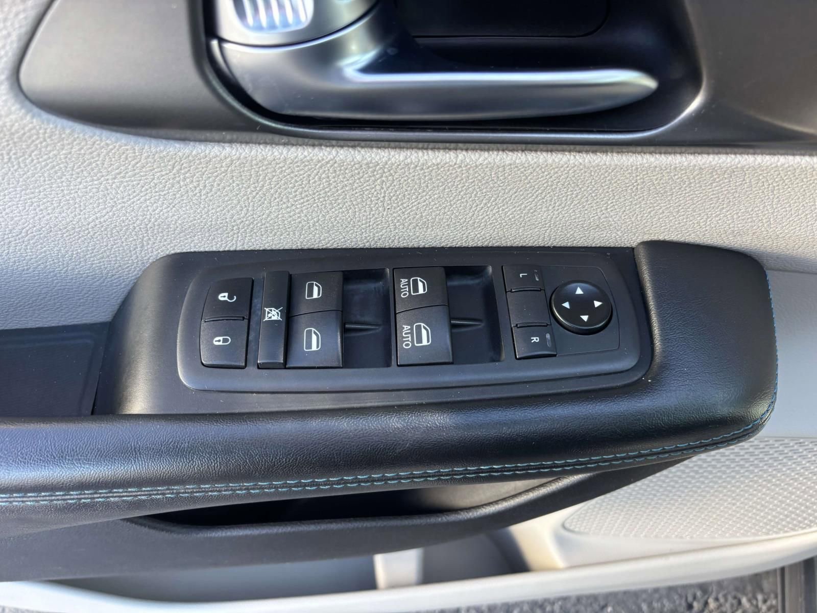 Used 2021 Chrysler Pacifica Touring-L image 15