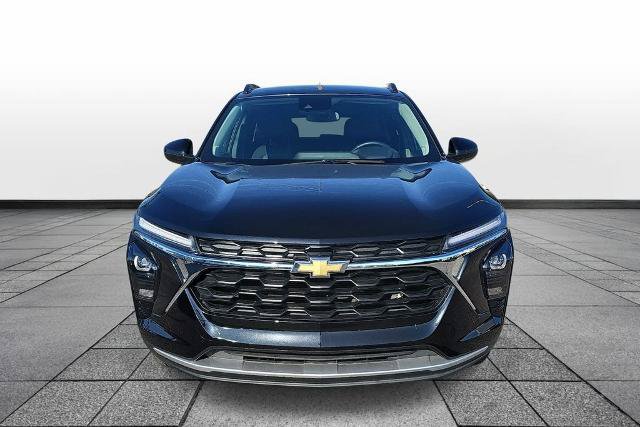 Used 2025 Chevrolet Trax LT w/ LT Convenience Package FWD image 2
