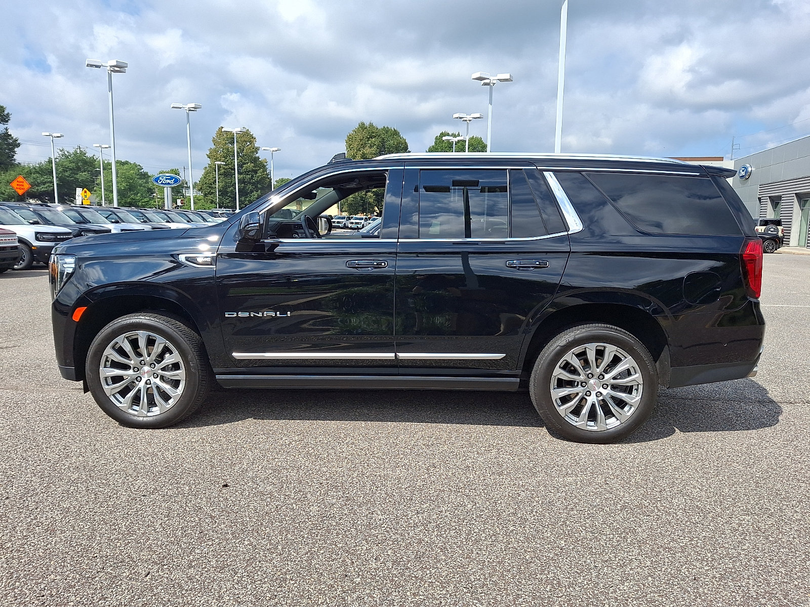 Used 2024 GMC Yukon Denali w/ Denali Reserve Package AWD/4WD image 6
