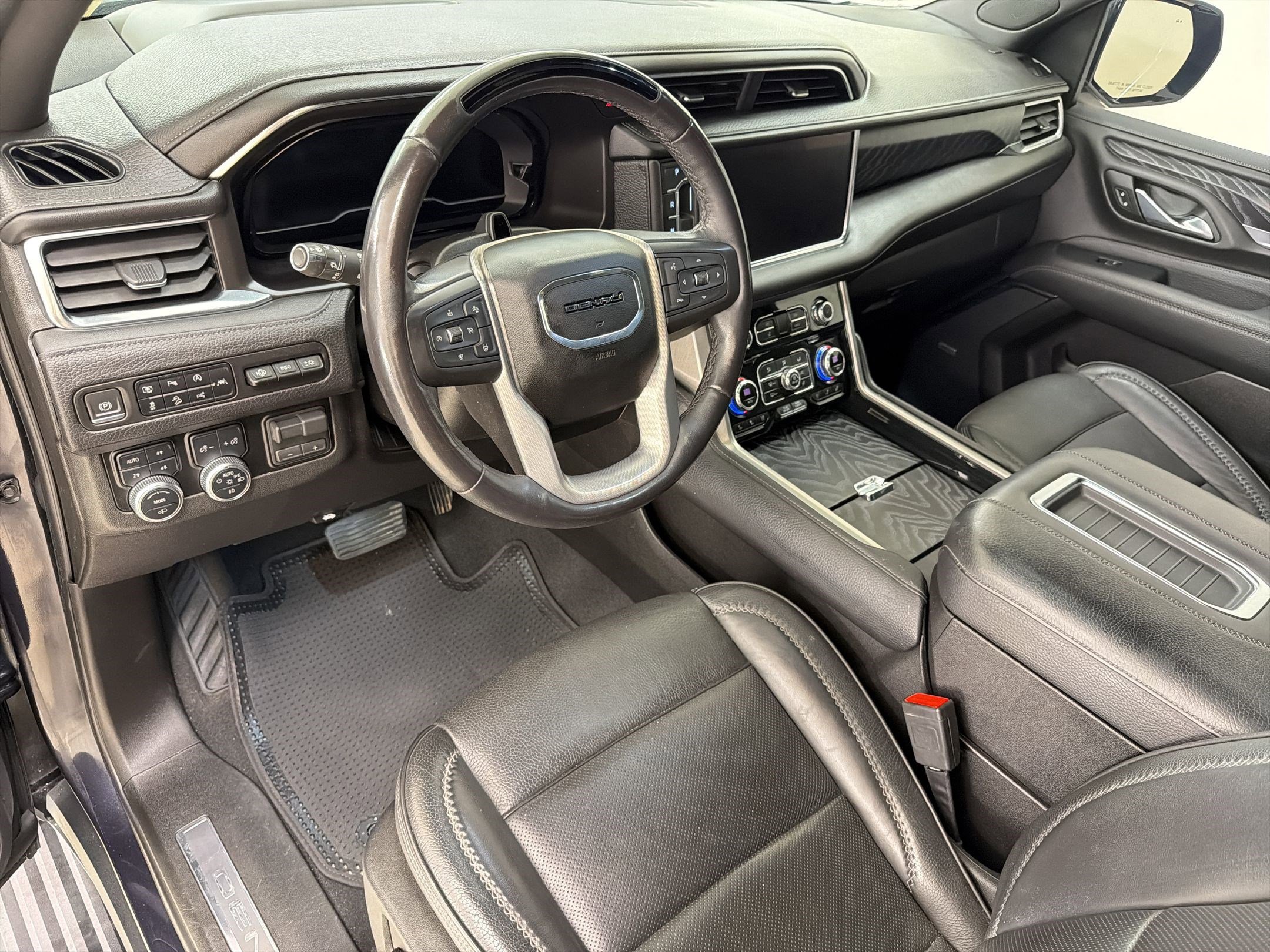 Used 2023 GMC Yukon Denali w/ Denali Reserve Package AWD/4WD image 4