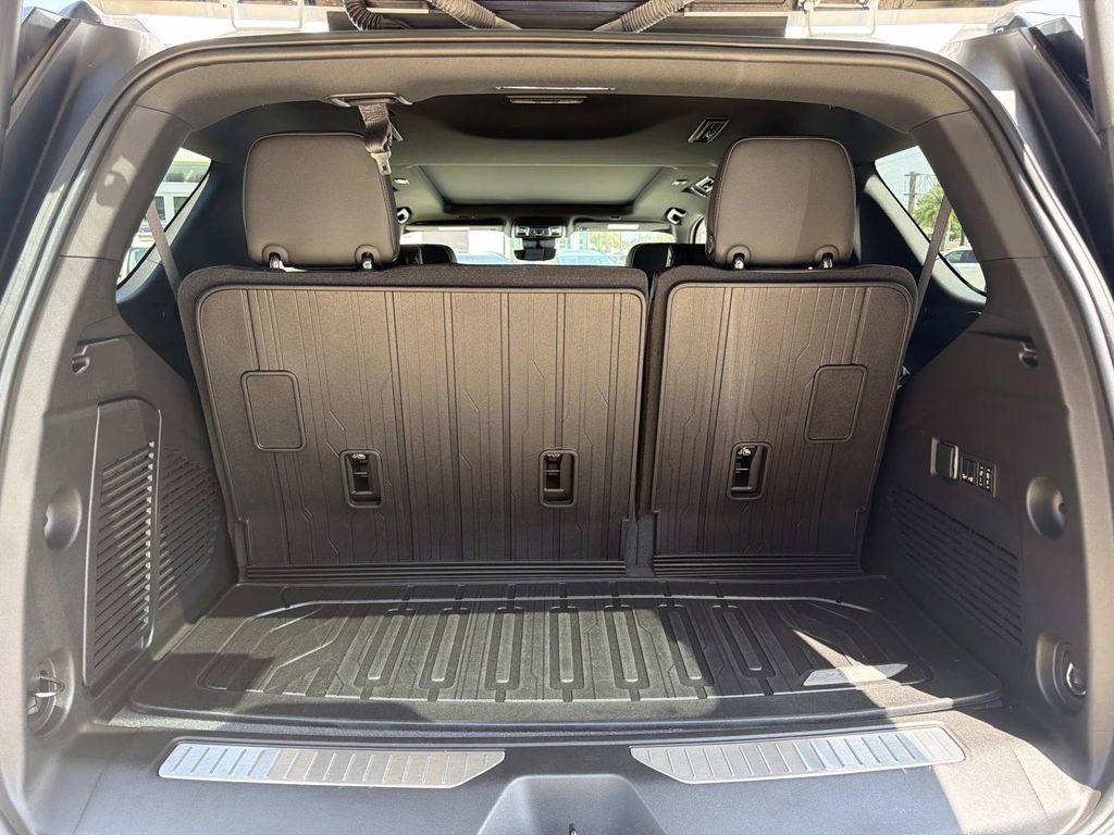 Used 2024 Chevrolet Tahoe Premier RWD image 11