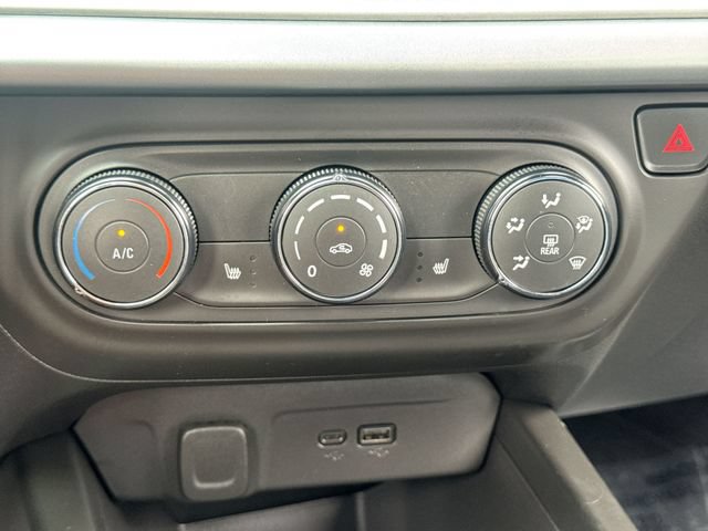 Used 2025 Chevrolet Trax RS w/ Sunroof Package FWD image 18