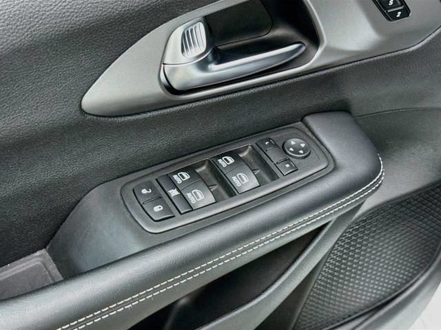 Used 2025 Chrysler Pacifica Select FWD image 17
