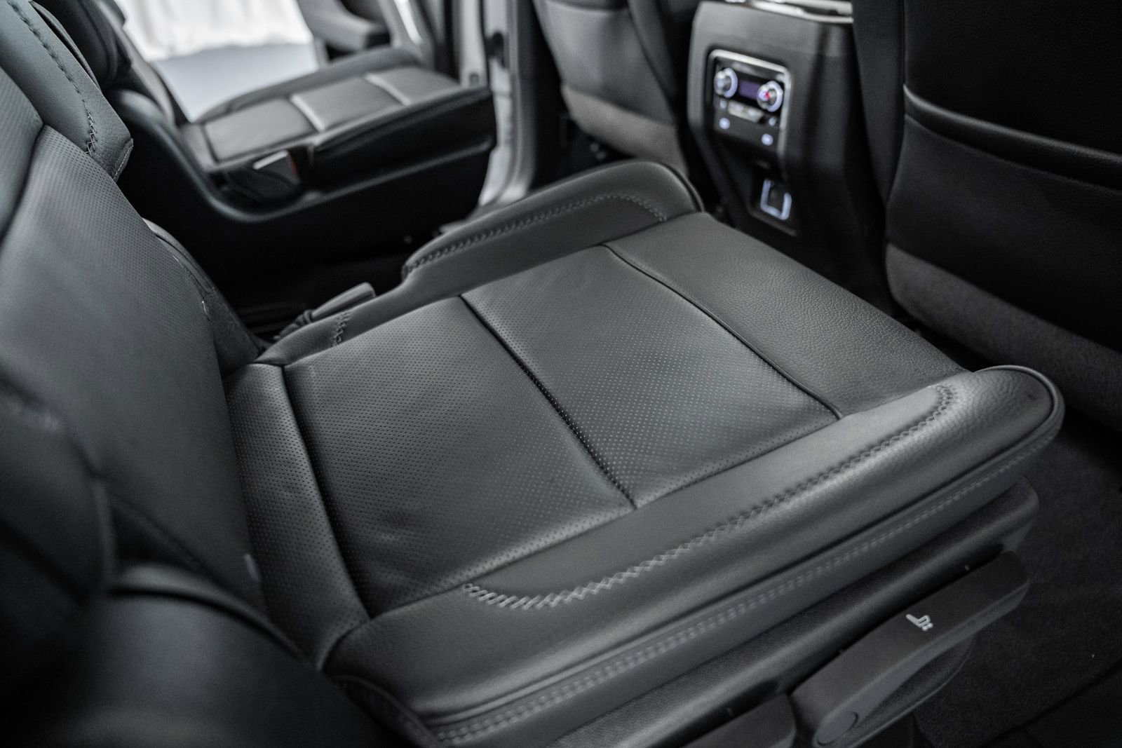 Used 2022 GMC Yukon Denali w/ Denali Premium Package AWD/4WD image 41