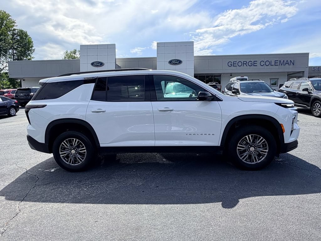 Used 2025 Chevrolet Traverse LT w/ Driver Confidence Package FWD image 3