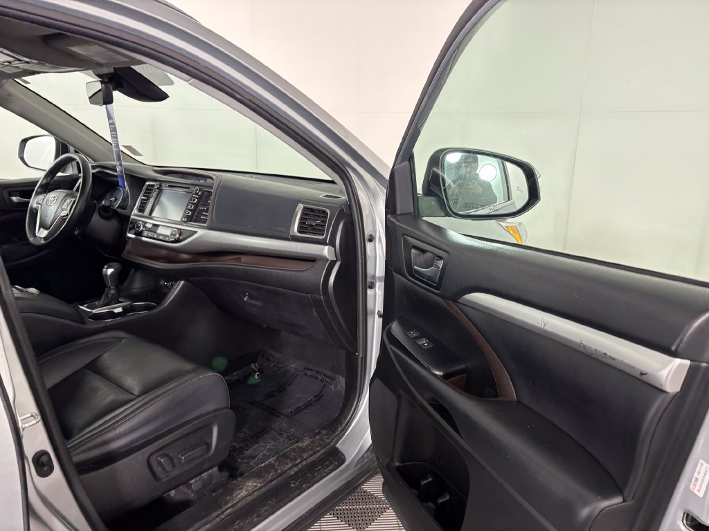Used 2019 Toyota Highlander XLE FWD image 37