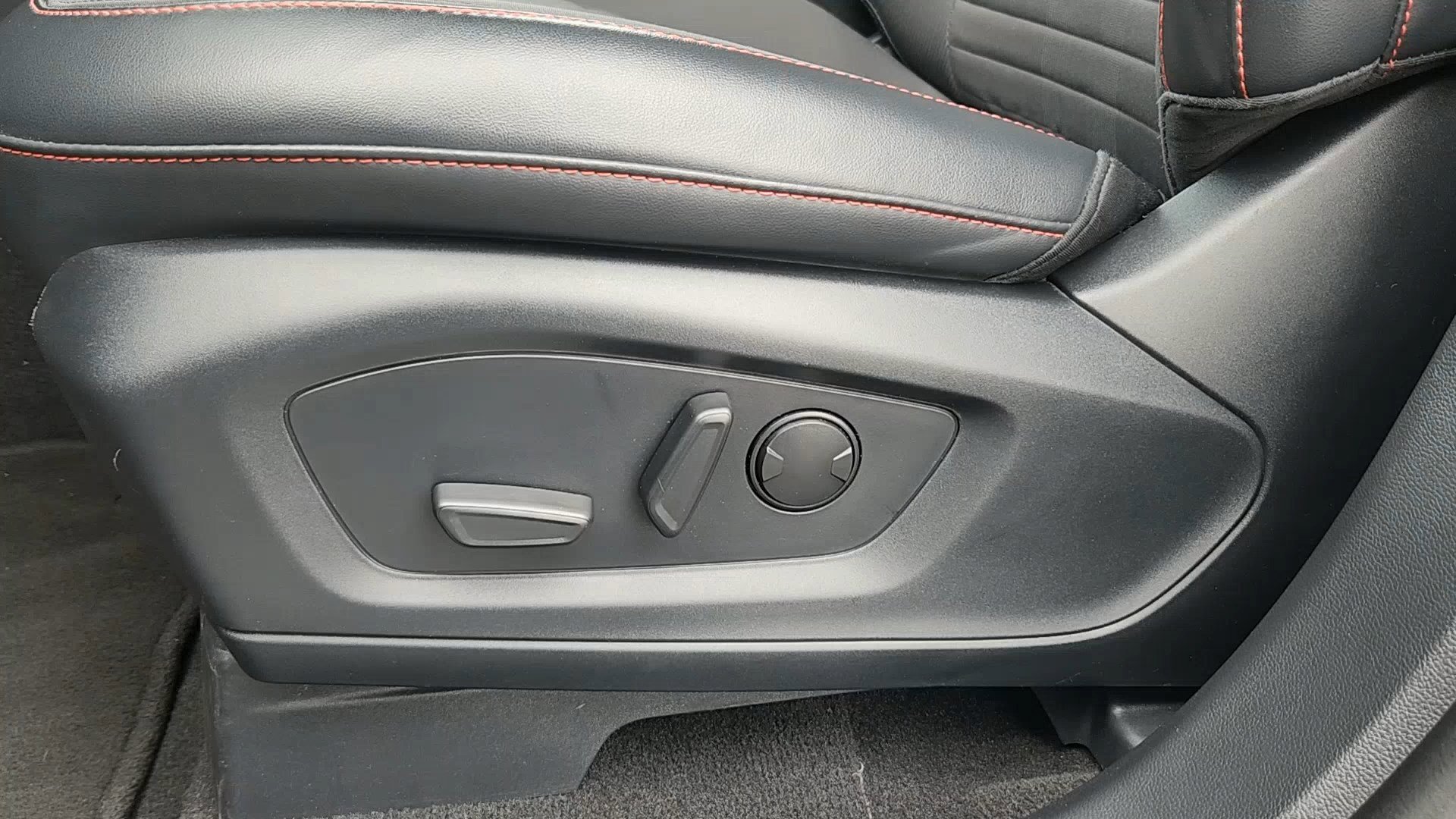 Certified 2025 Ford Explorer ST-Line image 9