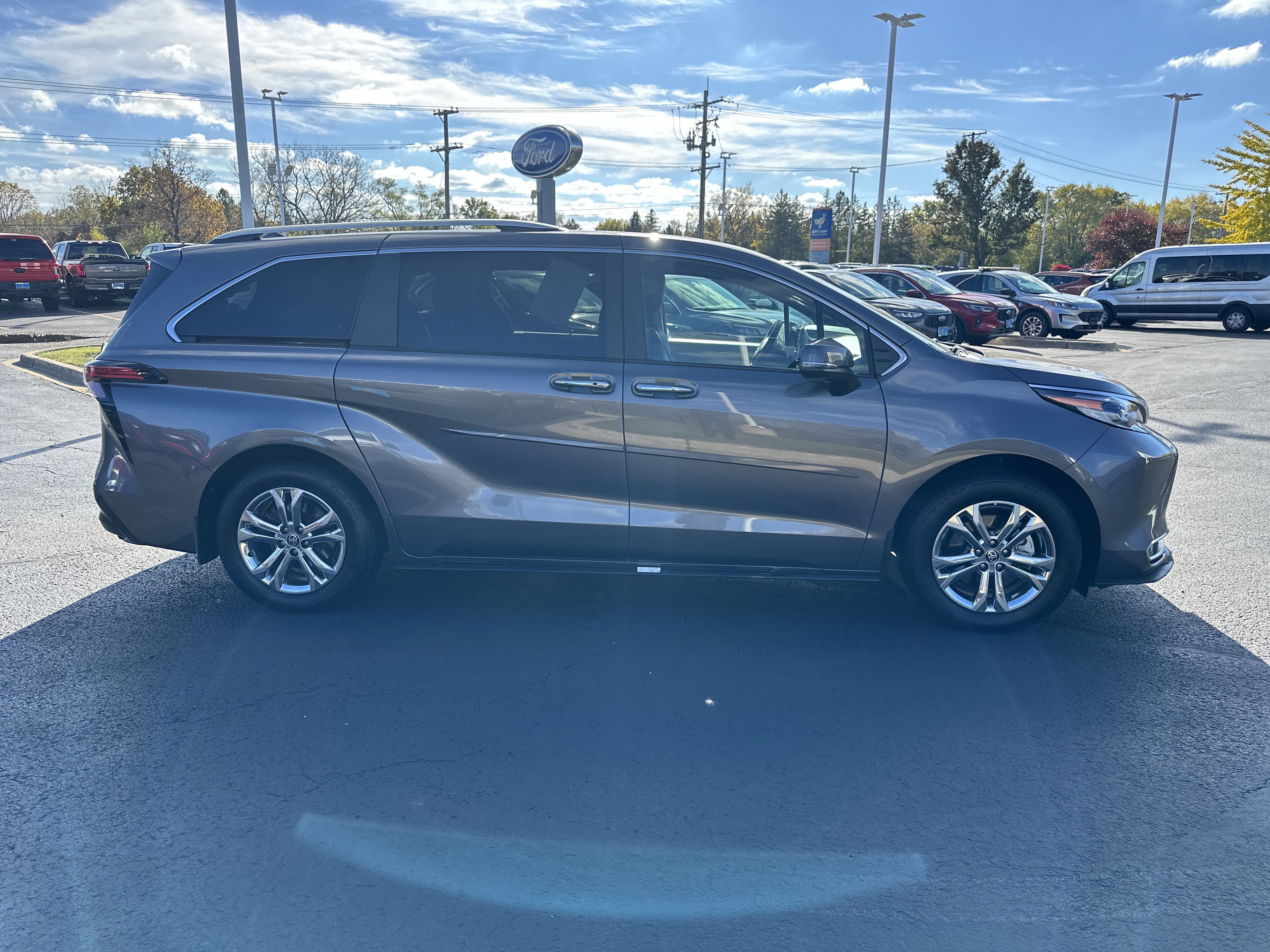 Used 2023 Toyota Sienna Platinum image 2