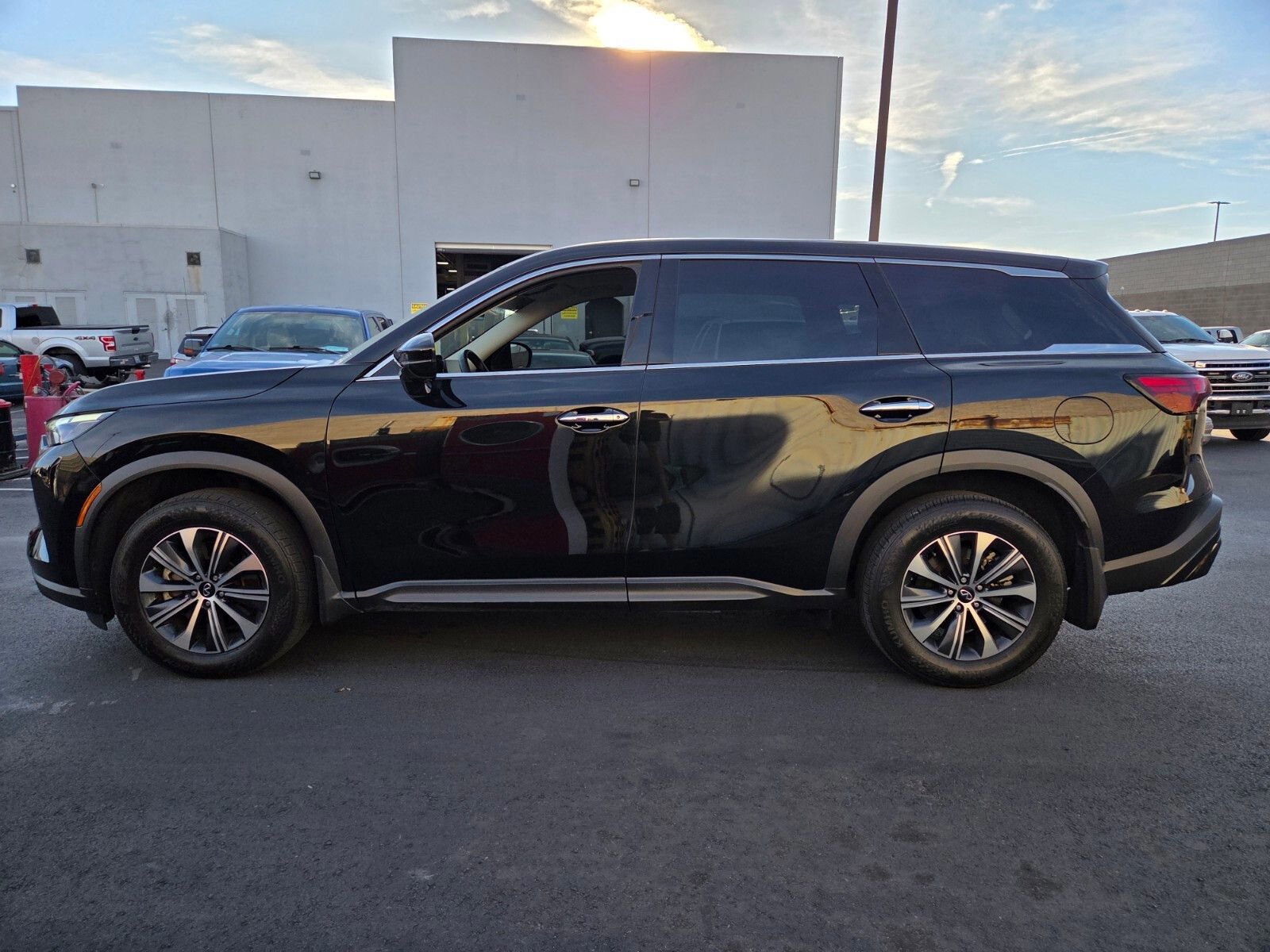 Used 2025 INFINITI QX60 Pure image 2