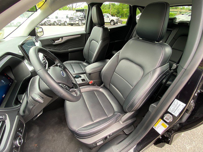 Certified 2025 Ford Escape Platinum AWD/4WD image 24