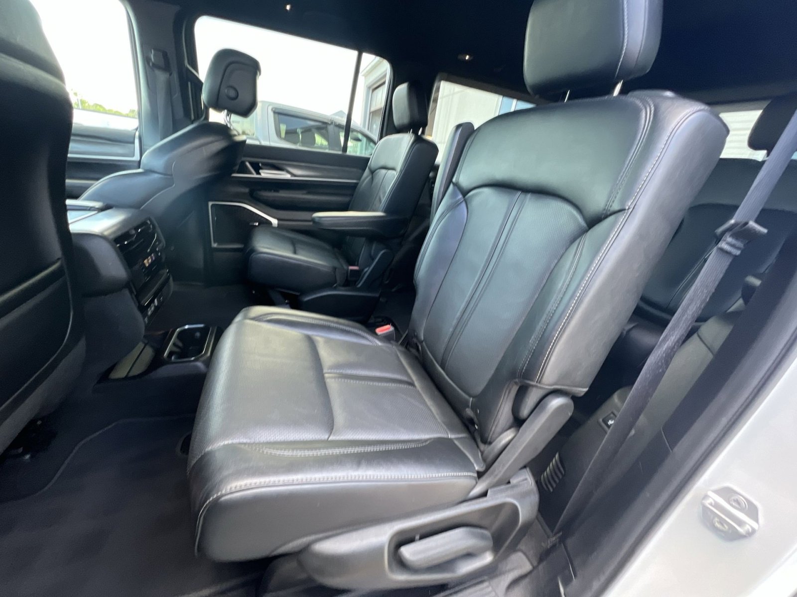 Used 2024 Jeep Wagoneer Series III AWD/4WD image 32