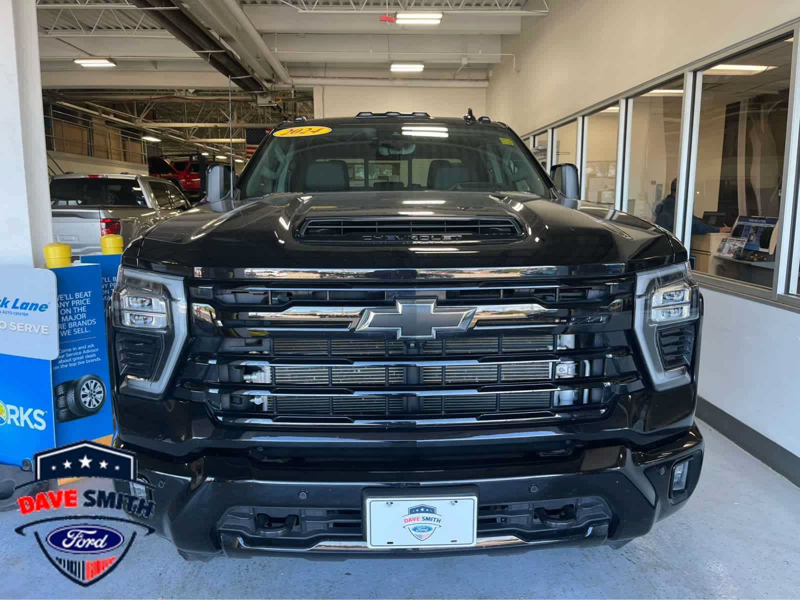 Used 2024 Chevrolet Silverado 2500 LTZ w/ LTZ Plus Package AWD/4WD image 3