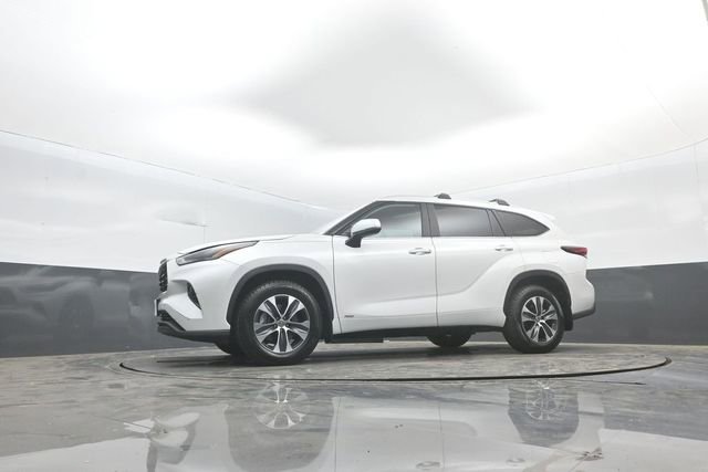 Used 2023 Toyota Highlander XLE AWD/4WD image 30