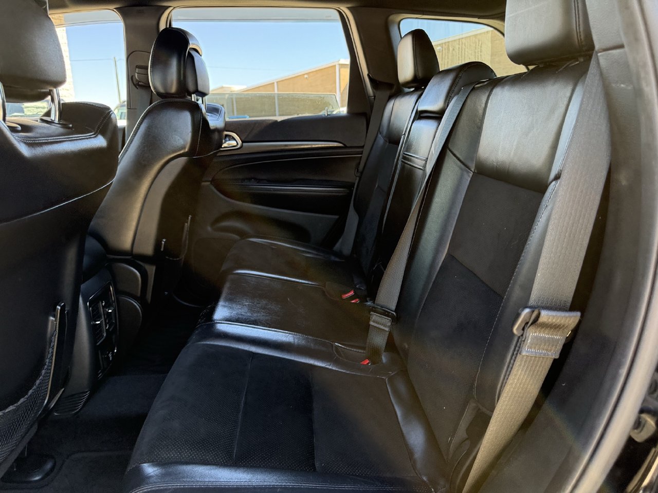 Used 2017 Jeep Grand Cherokee Altitude RWD image 27