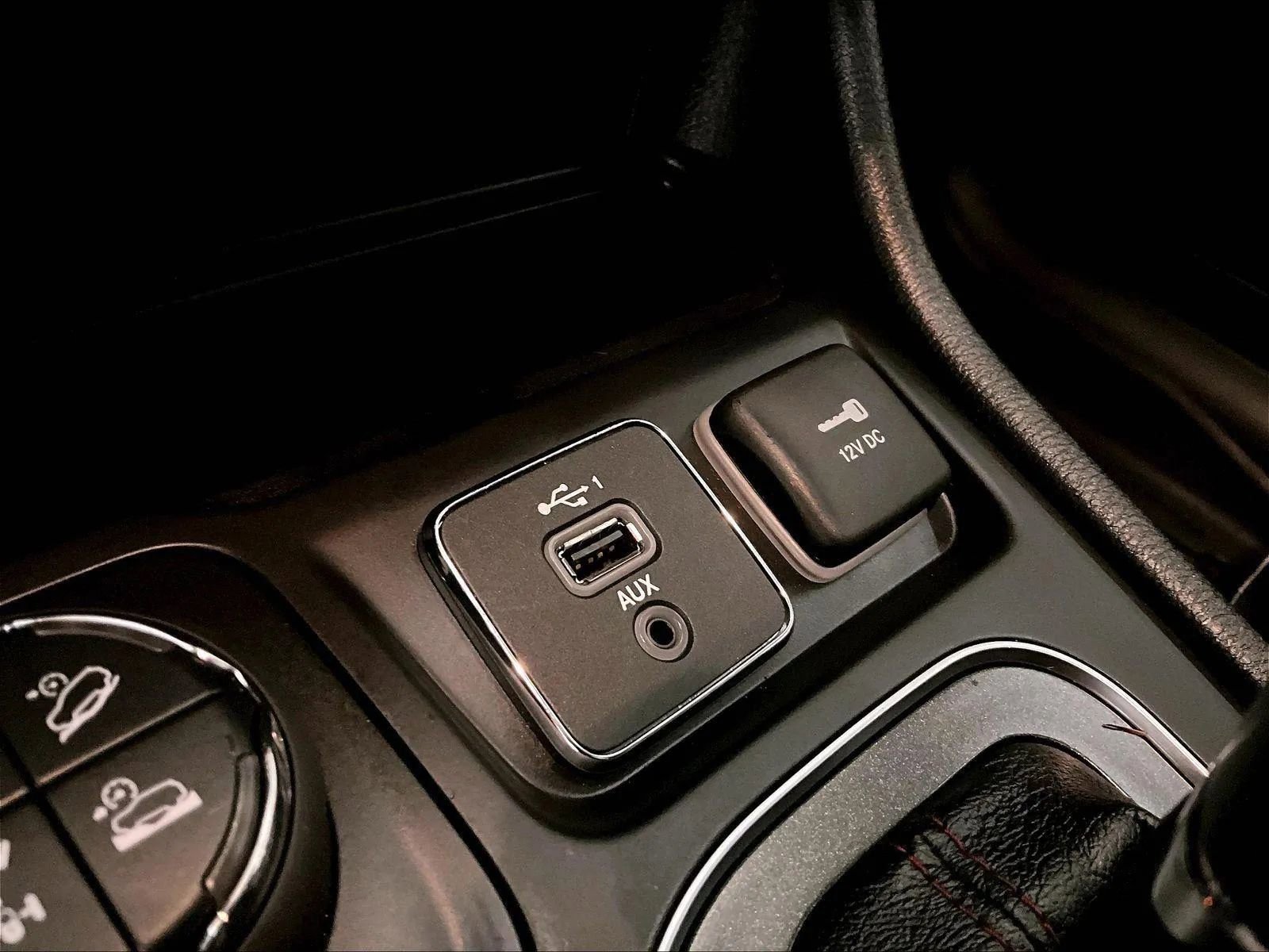 Used 2020 Jeep Cherokee Trailhawk AWD/4WD image 31
