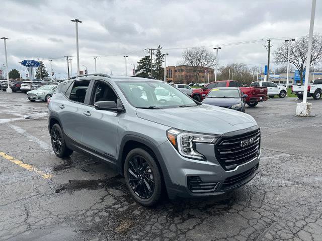 Used 2023 GMC Terrain SLE w/ Driver Convenience Package FWD image 9