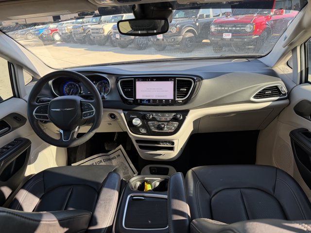 Used 2024 Chrysler Pacifica Touring-L FWD image 2