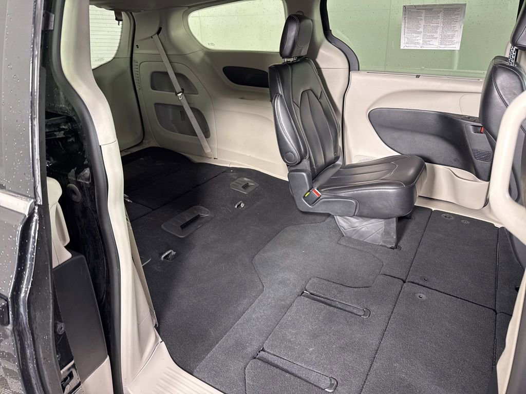 Used 2024 Chrysler Pacifica Touring-L image 18