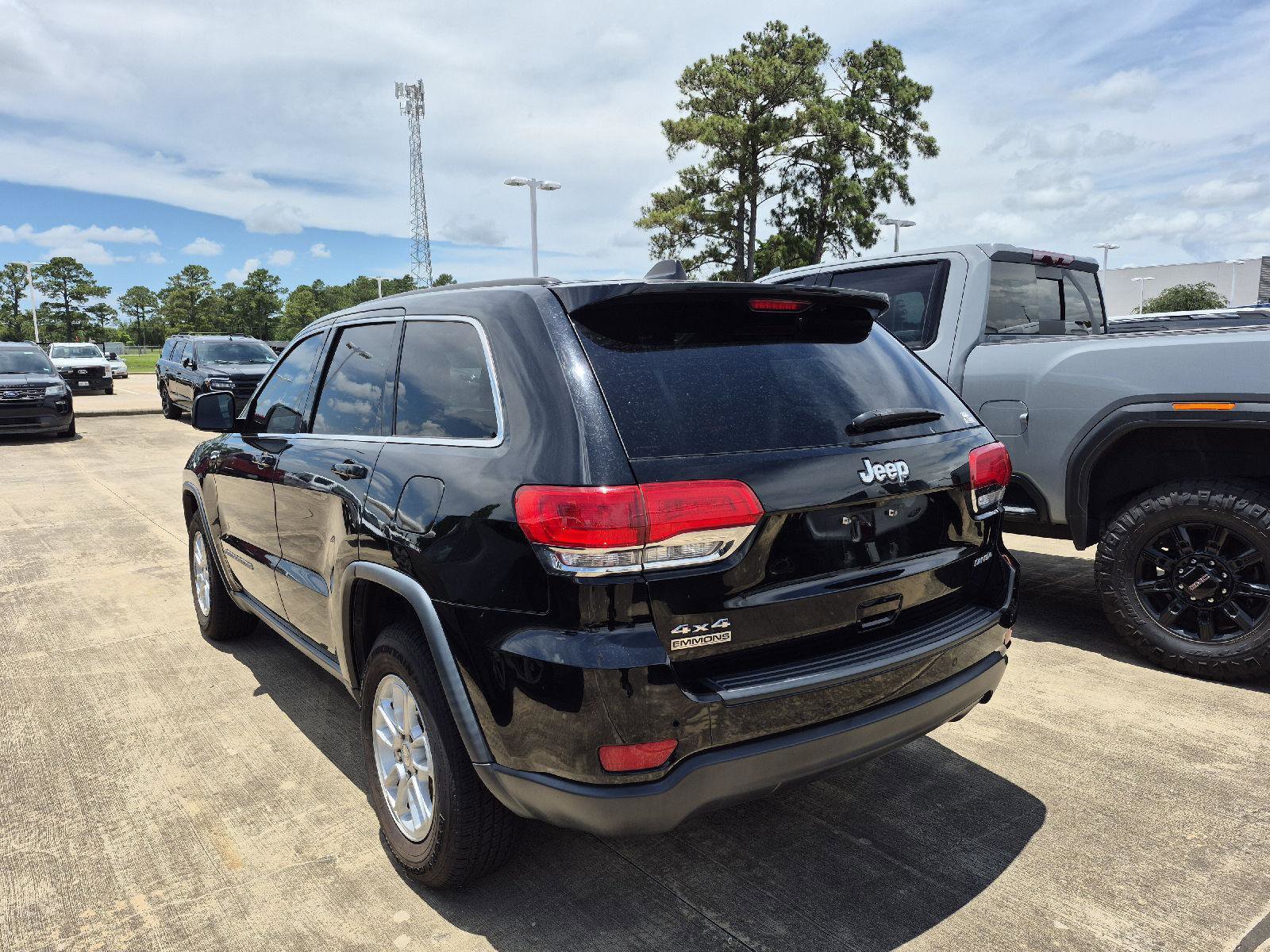 Used 2019 Jeep Grand Cherokee Laredo AWD/4WD image 4