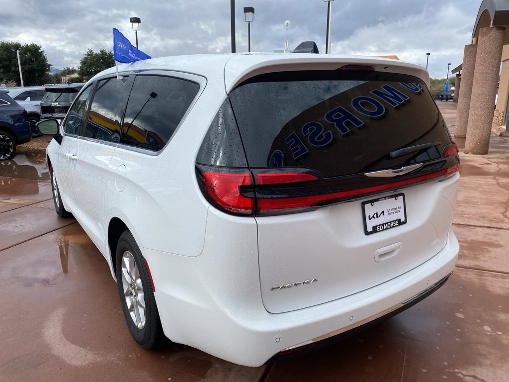 Used 2024 Chrysler Pacifica Touring-L image 6