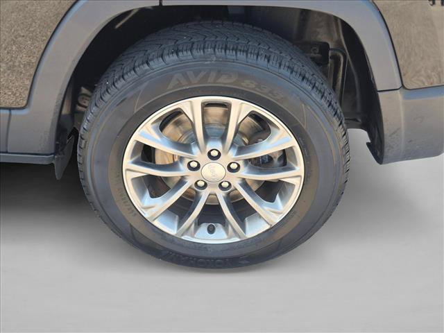 Used 2020 Jeep Cherokee Latitude Plus w/ Cold Weather Group AWD/4WD image 25