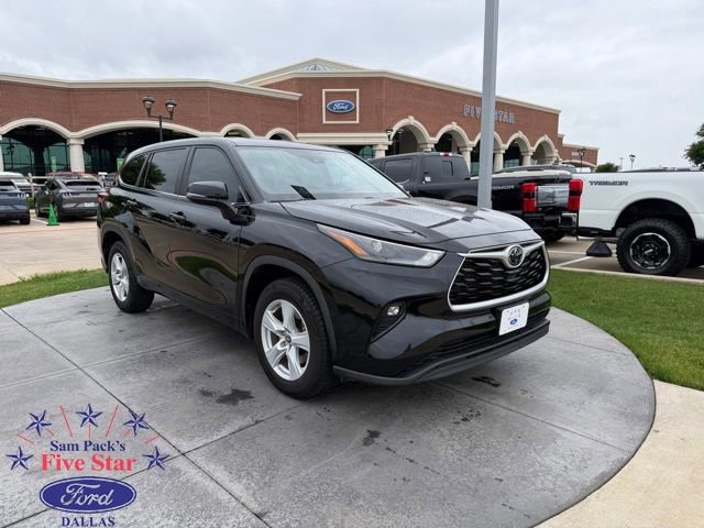 Used 2023 Toyota Highlander LE FWD image 4