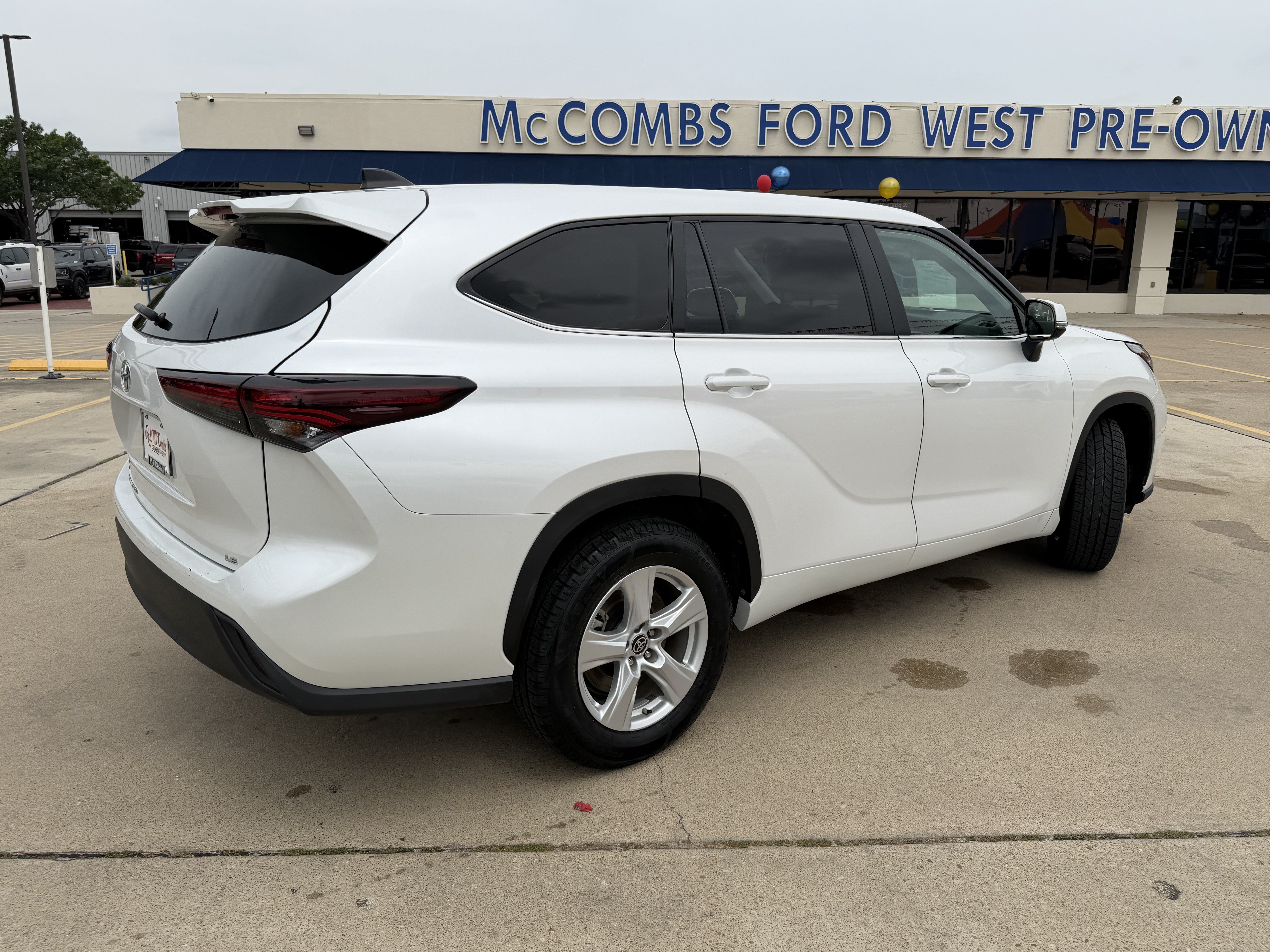 Used 2025 Toyota Highlander LE FWD image 5