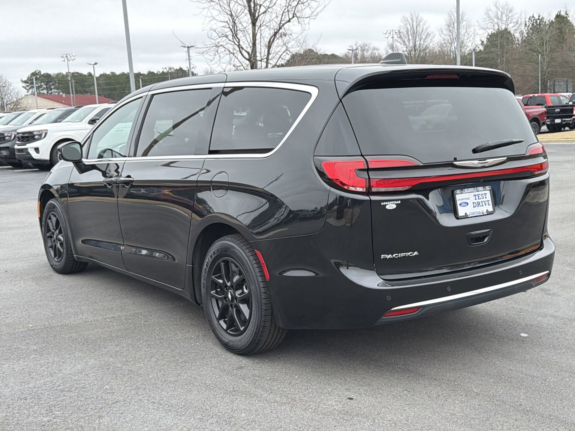 Used 2023 Chrysler Pacifica Touring image 5