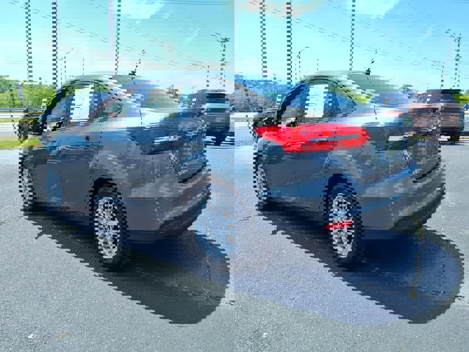 Certified 2018 Ford Focus SE w/ Cold Weather Package FWD image 2