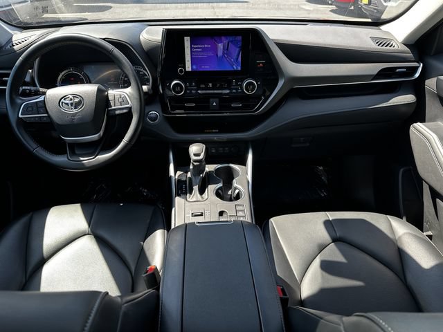 Used 2023 Toyota Highlander XLE AWD/4WD image 15
