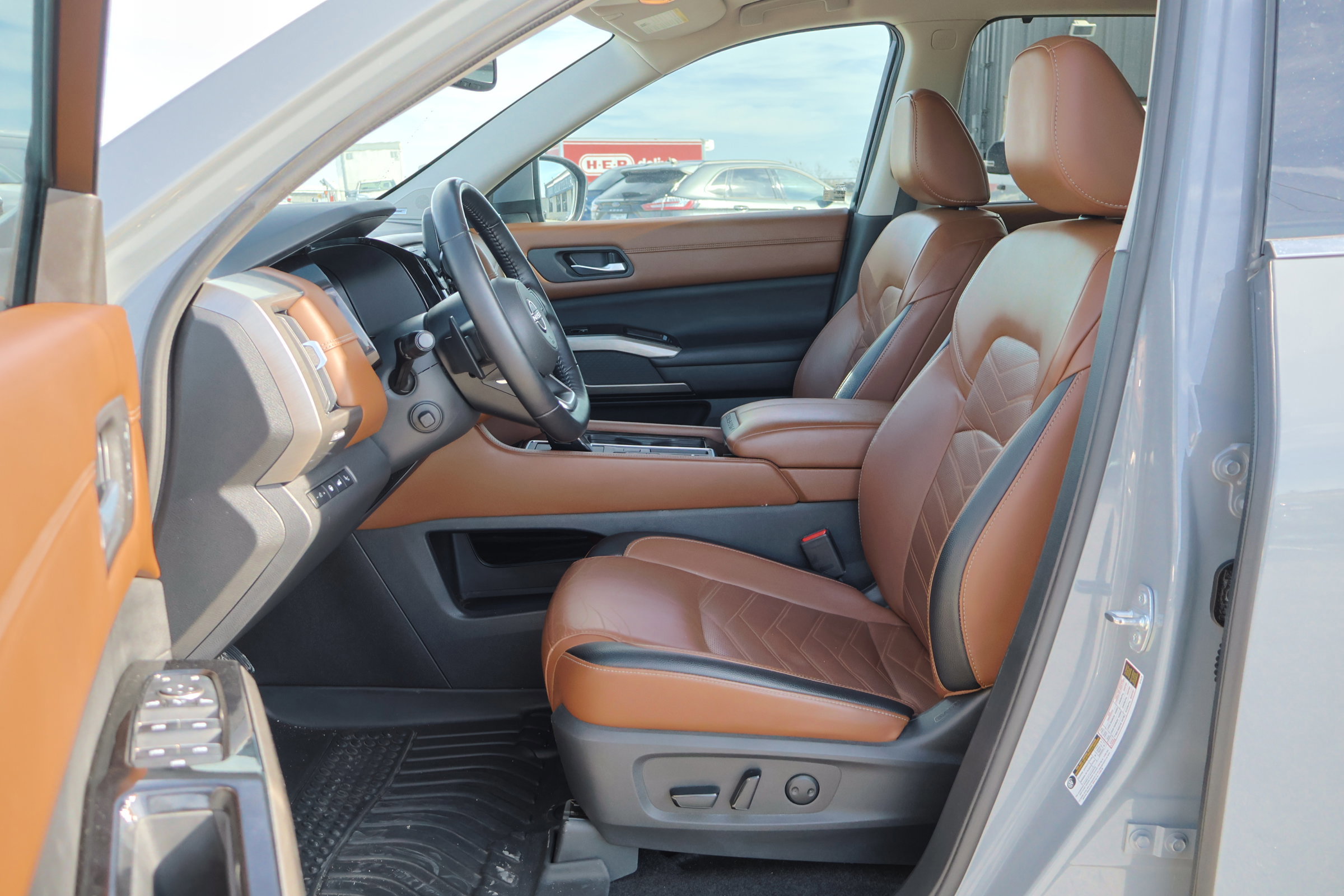 Used 2022 Nissan Pathfinder Platinum w/ Cargo Package image 14