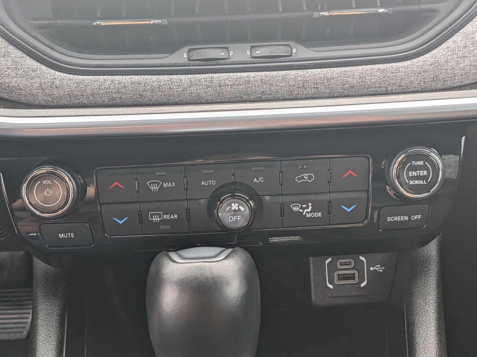 Used 2025 Jeep Compass Latitude w/ Sun & Sound Group AWD/4WD image 23